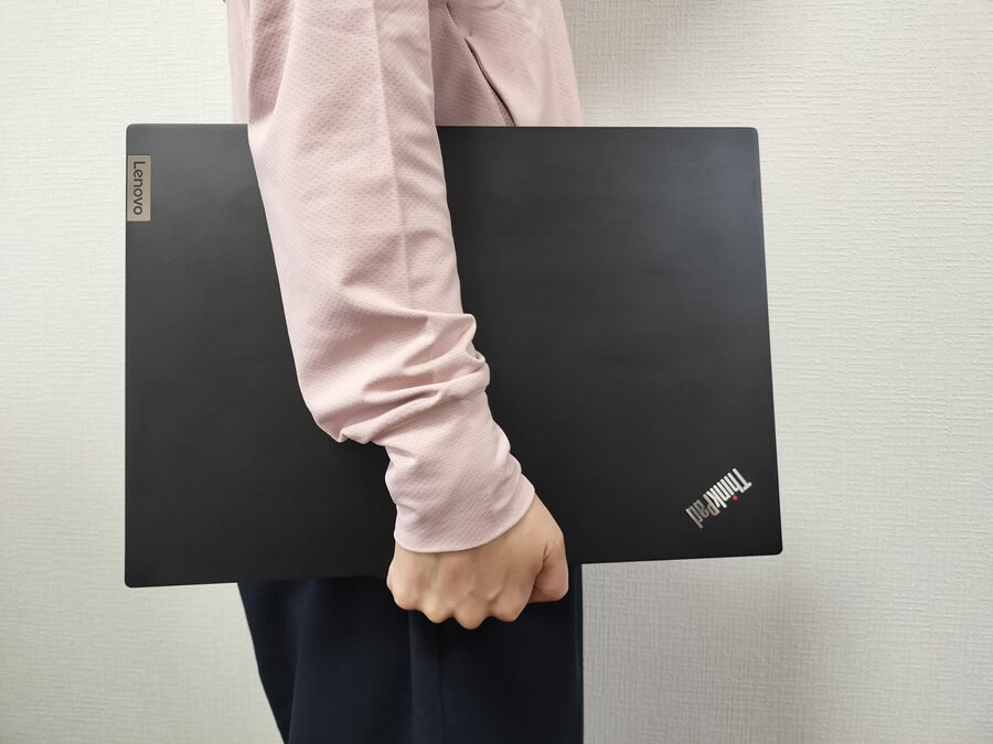 ThinkPad E16 Gen 1持ち運びイメージ