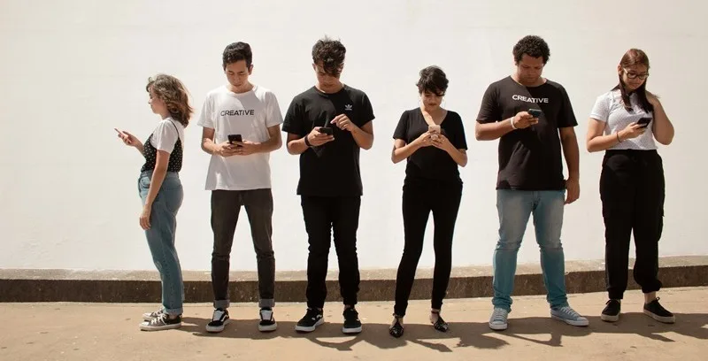 スマホを選ぶ人たちの画像