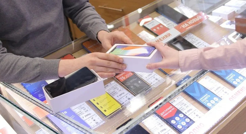 店頭でスマホを選ぶ画像