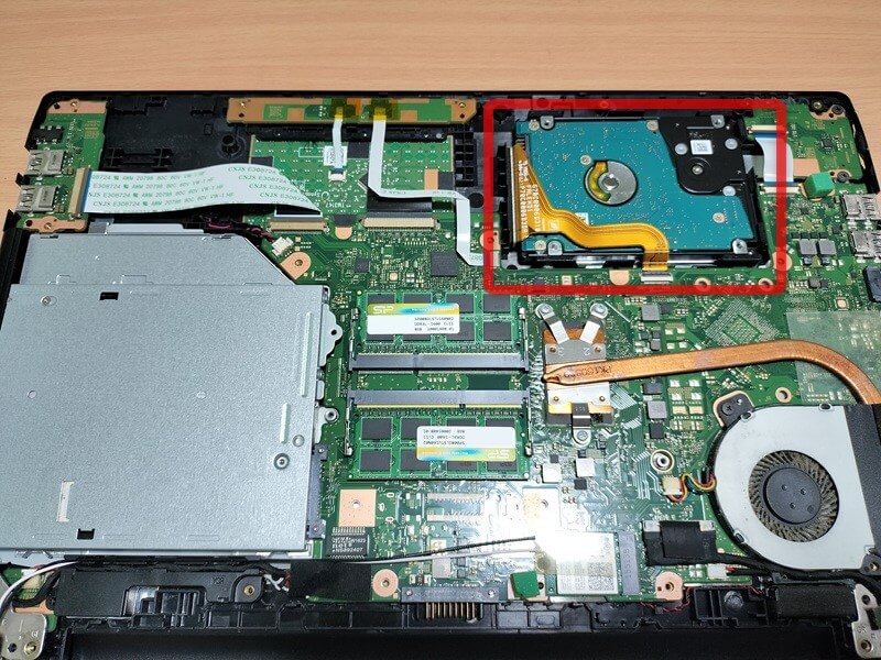 ノートパソコンからSSDを取り外す画像