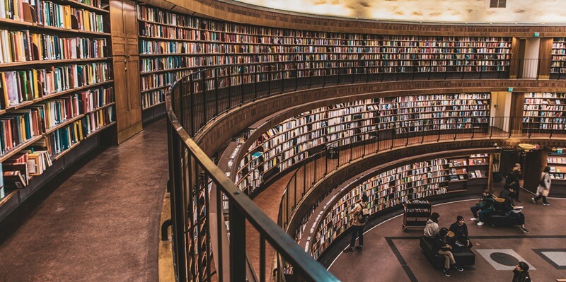 ハードディスクは図書館から本を選ぶのに例えられる画像