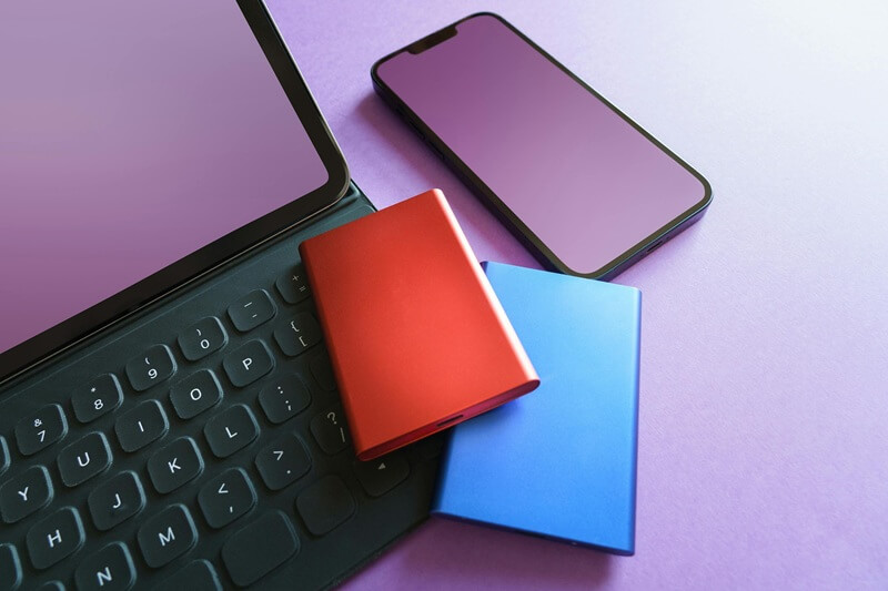 カラフルなSSDとPC画像