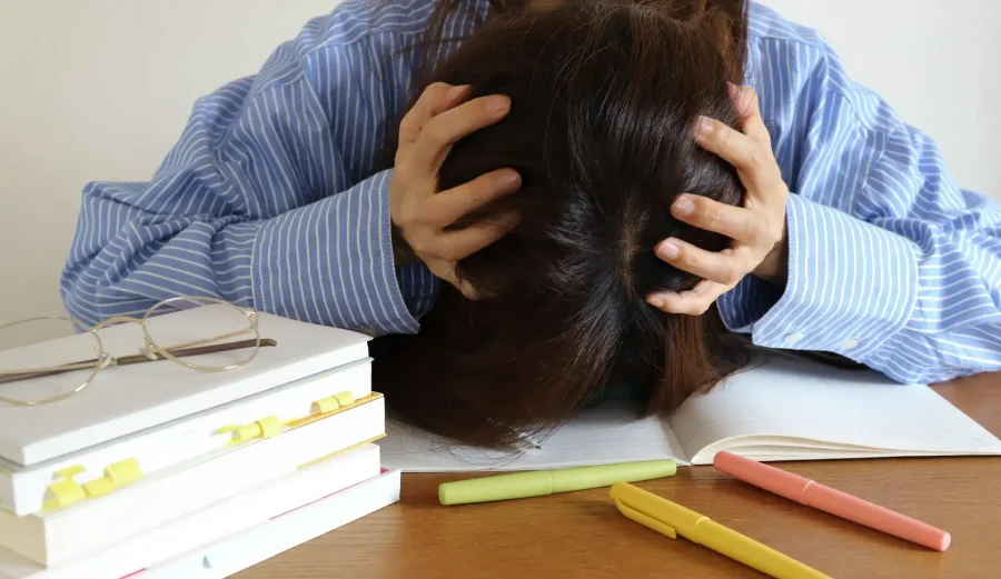 オフィスの購入を考え込むイメージ