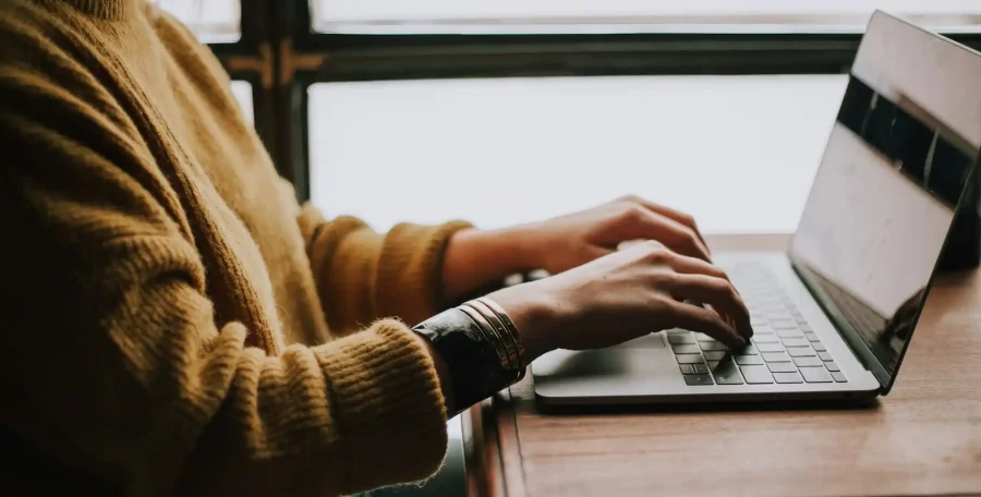 オンラインサイトでオフィスを選ぶイメージ