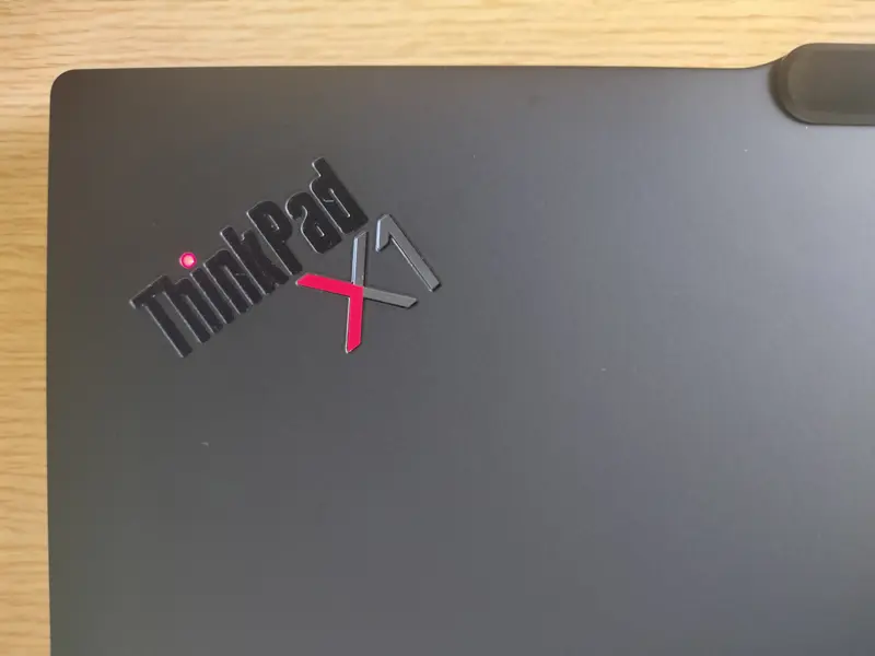 天板にあるThinkPad X1ロゴ