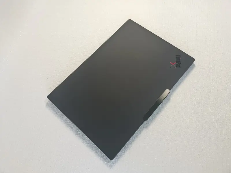 ThinkPad X1 Carbon Gen 12 （閉じている）