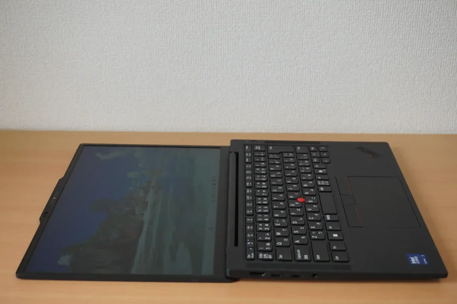 ThinkPad X13 Gen 6 180度ヒンジ広げる画像
