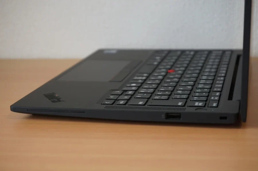 ThinkPad X13 Gen 6 右側面インターフェース