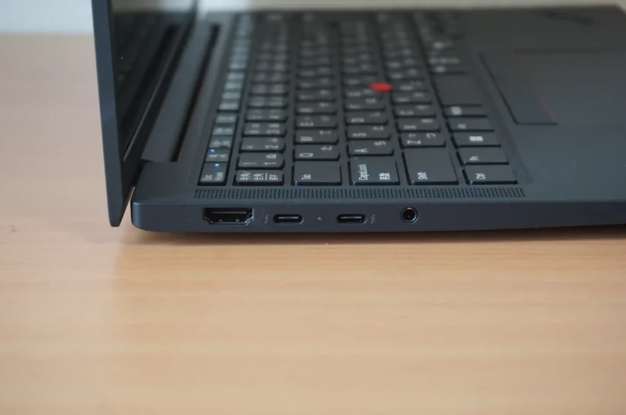 ThinkPad X13 Gen 6 左側面インターフェース