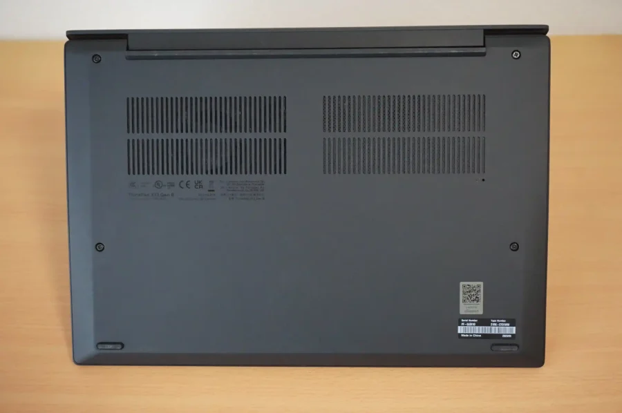 ThinkPad X13 Gen 6 底面写真