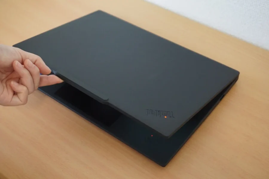 ThinkPad X13 Gen 6 画面開閉が簡単